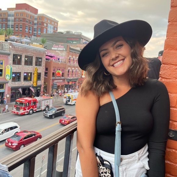 Profile Picture of Jenna Arnold (@jennaarnold846) on Poshmark