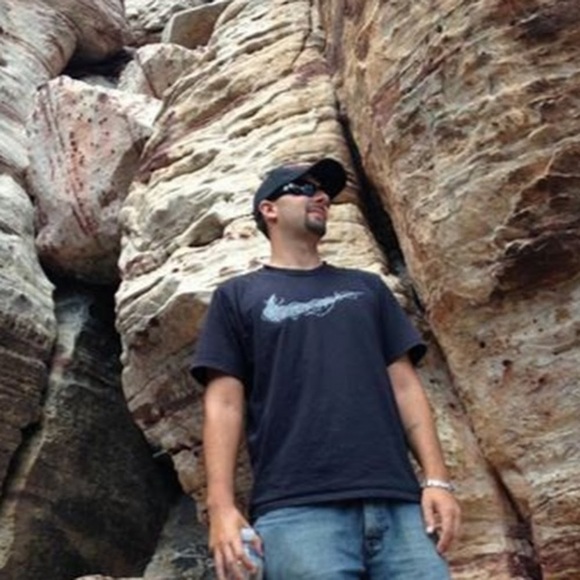 Profile Picture of Adam Swineford (@swineford86) on Poshmark