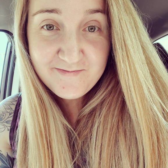 Profile Picture of Amanda Blomquist (@bloomy2) on Poshmark