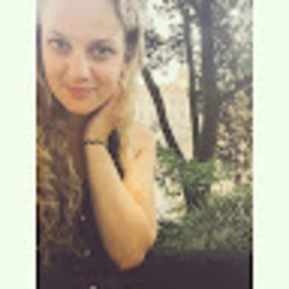 Profile Picture of Danielle Gruskiewicz (@daniellegruskie) on Poshmark