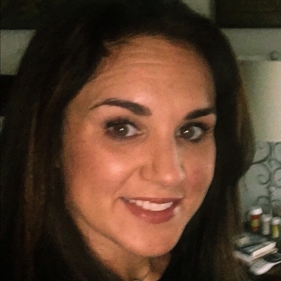 Profile Picture of Caroline Neaville (@cneaville) on Poshmark