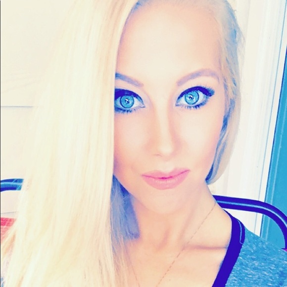 Profile Picture of Natalie Capito (@natbrooke86) on Poshmark