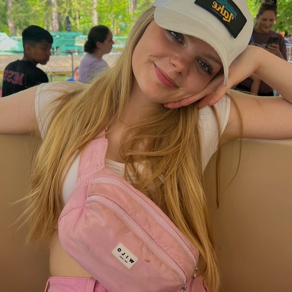 Profile Picture of Paige Erfman (@paigeerfman) on Poshmark