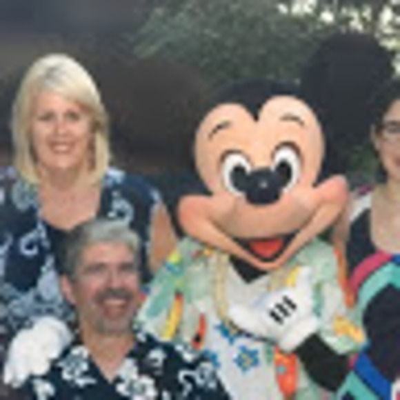 Profile Picture of Lesa Grovas (@lgrovas) on Poshmark