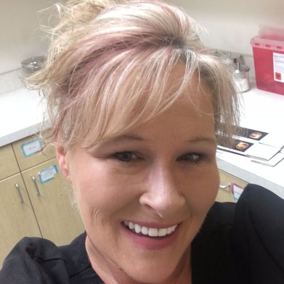 Profile Picture of Yolanda Schroeter (@yschroeter) on Poshmark