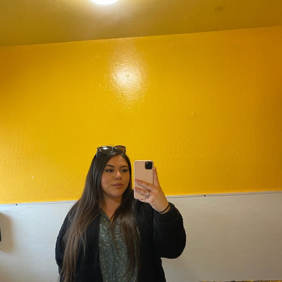 Profile Picture of Yessenia Gonzalez (@yesseniagonz904) on Poshmark