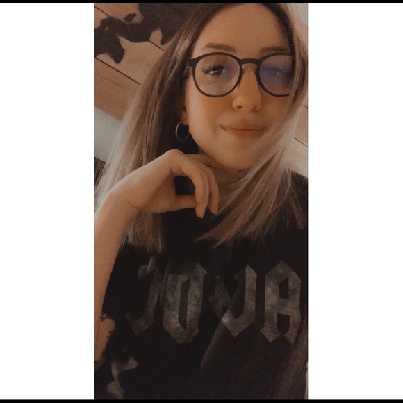 Profile Picture of Katherine Champoux (@kathibouu) on Poshmark