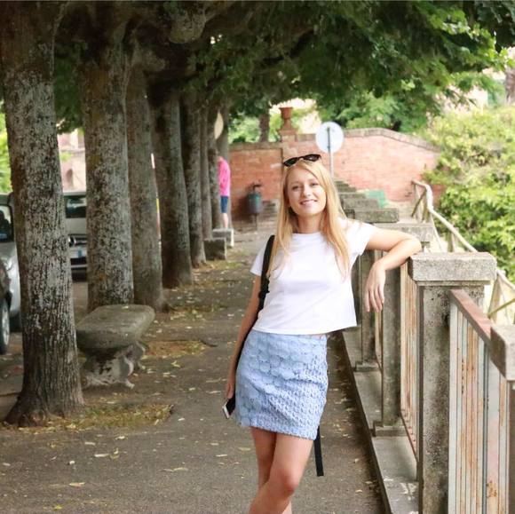 Profile Picture of Lucy Wright (@lucyolivia27) on Poshmark