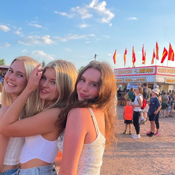 Profile Picture of Catherine Hooley (@catherine_hool) on Poshmark