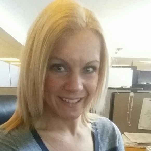Profile Picture of Ronnee Rumpf (@lily0518) on Poshmark