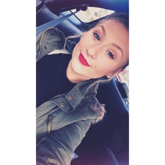 Amanda Troger - Poshmark Profile Picture of Amanda Troger (@troger12) on Poshmark