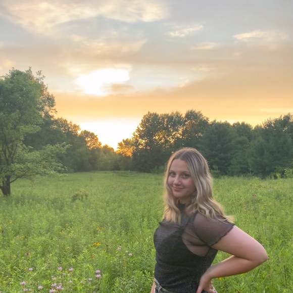 Profile Picture of Bella Raguse (@rlraguse_bella) on Poshmark