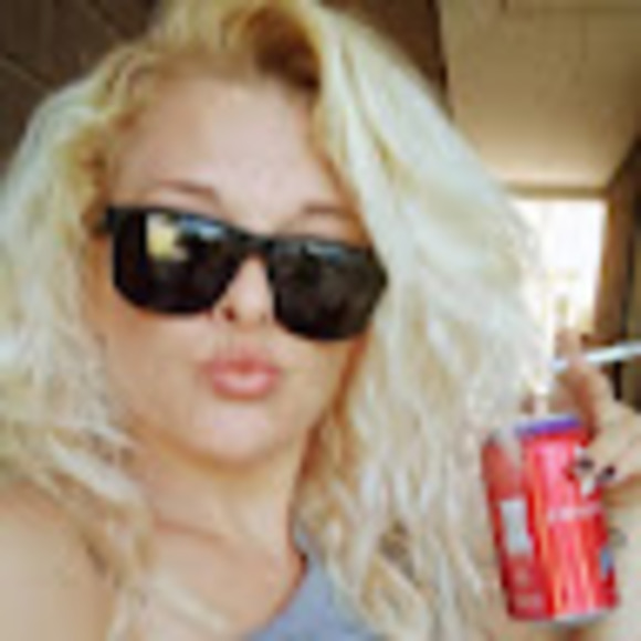 Profile Picture of Billie Stokes (@billiejstokes8) on Poshmark
