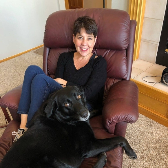 Profile Picture of Lisa Morrone (@2dbell) on Poshmark