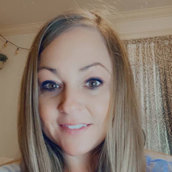 Profile Picture of Danielle Barker (@dnichole83) on Poshmark