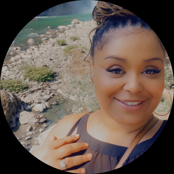 Profile Picture of Raquel Thomas (@rburns0887) on Poshmark