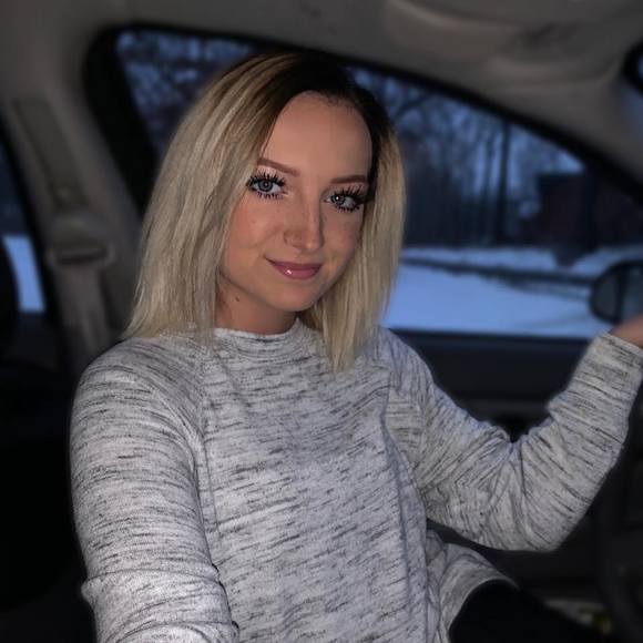 Profile Picture of Miranda Ironside (@mirandaironsid7) on Poshmark