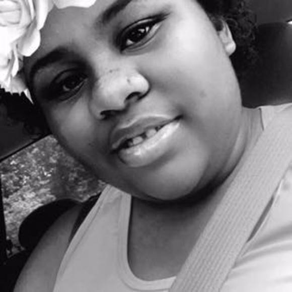 Profile Picture of Shai Swinton (@shaiswinton49) on Poshmark