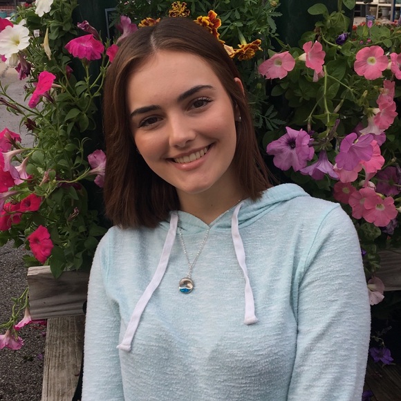 Profile Picture of Robin Barnes (@robinrbarnes) on Poshmark