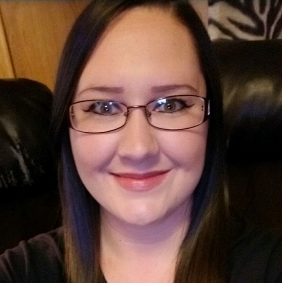 Profile Picture of Shawna Weaver (@shawnaw1990) on Poshmark
