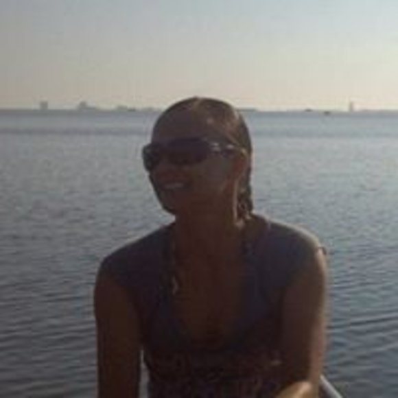 Profile Picture of Lynette Byron (@gravigurl) on Poshmark