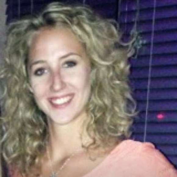 Profile Picture of Brooke Zwierlein (@brookezwier) on Poshmark