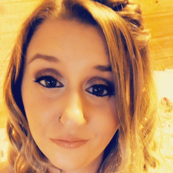 Profile Picture of Chelsea Moulder (@chelseamoulder4) on Poshmark