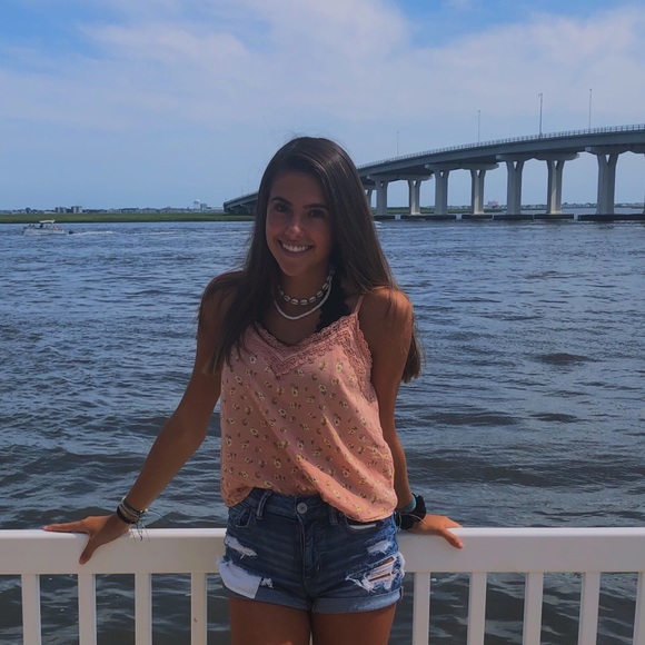 Profile Picture of Alexa Burns (@alexaburns1) on Poshmark