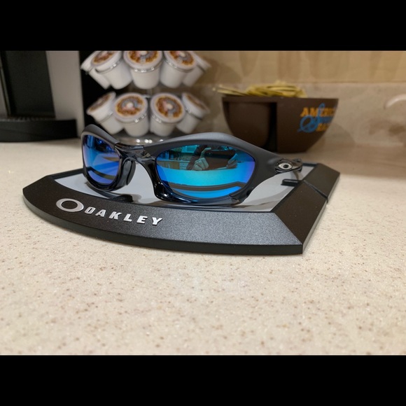 Profile Picture of Jon Wong (@zax111) on Poshmark