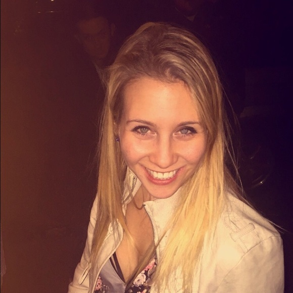 Profile Picture of Coral Kahane (@cakahane) on Poshmark