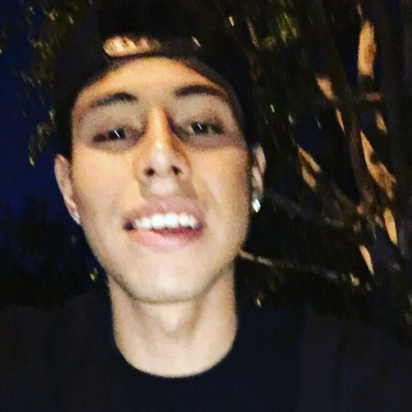 Profile Picture of Angel Zamudio (@angelboomin) on Poshmark