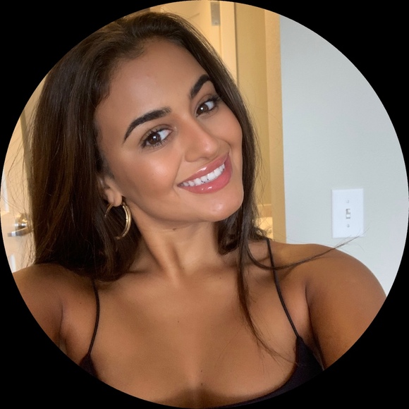 Profile Picture of Olivia Prewitt (@oliviaprewitt10) on Poshmark