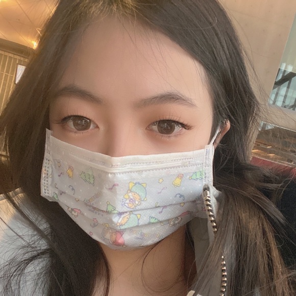 Profile Picture of Queenie Huang (@huangxc33) on Poshmark