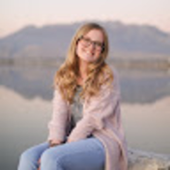 Profile Picture of Madison Weeter (@madiweet) on Poshmark