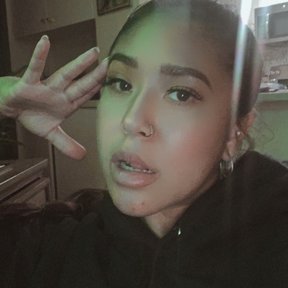 Profile Picture of Simone Rojas (@simonerojas) on Poshmark