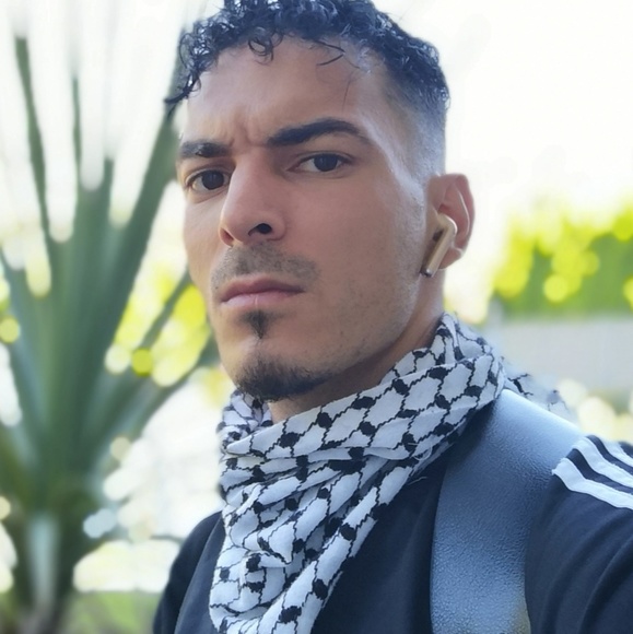 Profile Picture of Issa Ahmad (@gzuss) on Poshmark