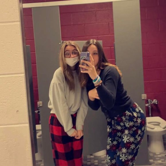 Profile Picture of Dixie Johnson (@dixiejohnson721) on Poshmark