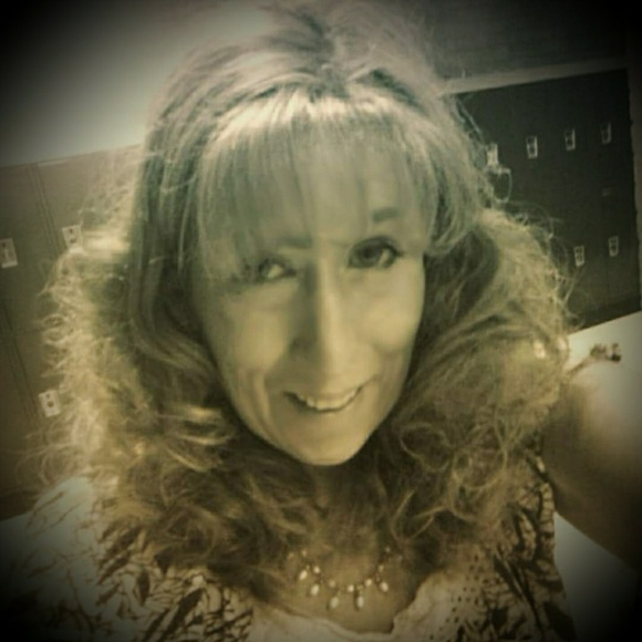 Profile Picture of Julianna Bassett humphreys (@juliannabh) on Poshmark