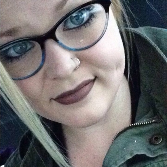 Profile Picture of Miranda Olson (@olsonm_212) on Poshmark