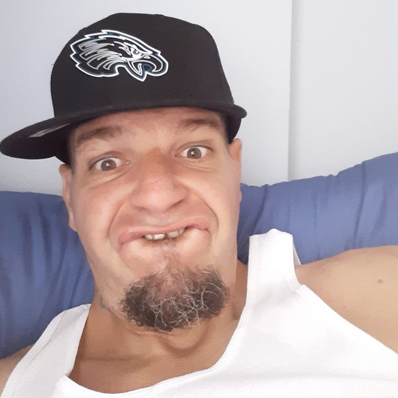 Profile Picture of Chris Giffing (@chrisgiffing) on Poshmark