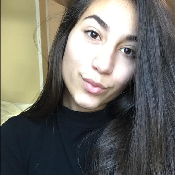 Profile Picture of Iliana Schiavi (@ilianals) on Poshmark