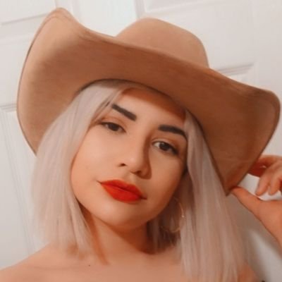 Profile Picture of Ruby Esparza (@_rue_bee) on Twitter