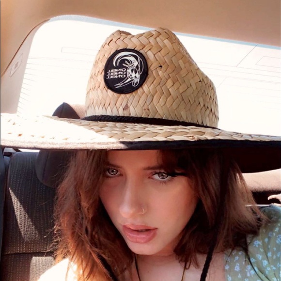 Profile Picture of Claire Bloxham (@clairebbloxham) on Poshmark