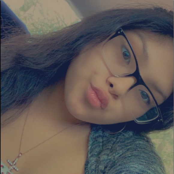 Profile Picture of Marilynn Amesquita (@marilynnamesq) on Poshmark