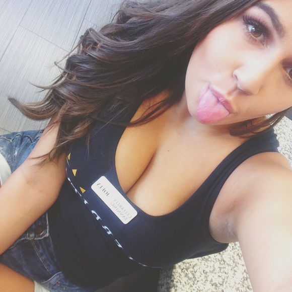 Profile Picture of Joely Reale (@joelyreale) on Poshmark