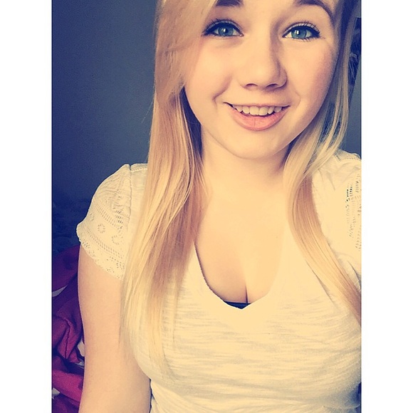 Profile Picture of Kelly Glovich (@kellyglovich) on Poshmark