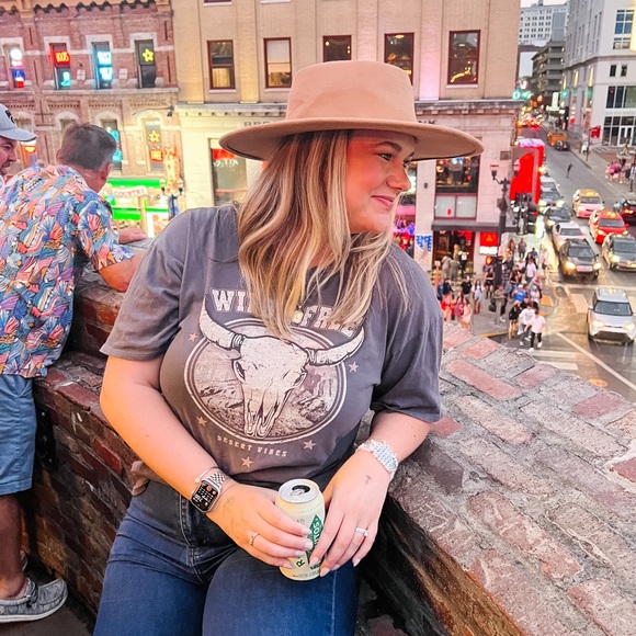 Profile Picture of Paige Livick (@paigelobuts) on Poshmark