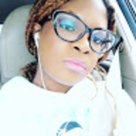 Profile Picture of Erica Bowens (@eyvb8604) on Poshmark