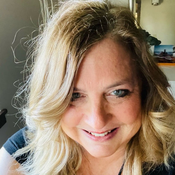 Profile Picture of Cindy Muir (@cindymuir62) on Poshmark