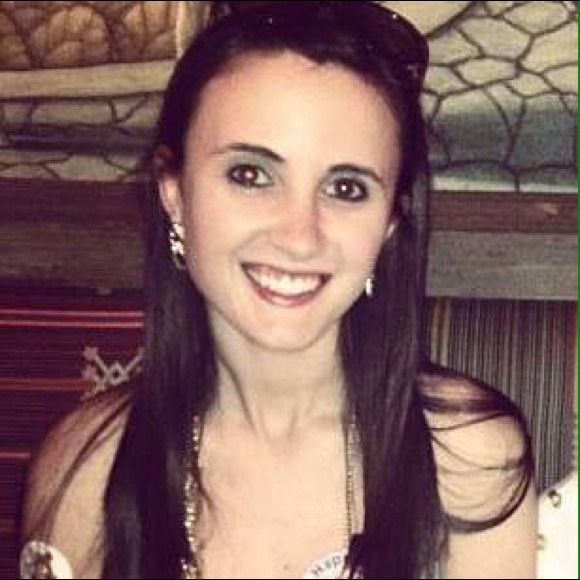 Profile Picture of Becca Schilder (@beccaschilder) on Poshmark